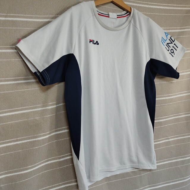 FILA(フィラ)のFILA ワンポイントロゴ 刺繍ロゴ ホワイト スポーツTシャツ tシャツ L メンズのトップス(Tシャツ/カットソー(半袖/袖なし))の商品写真