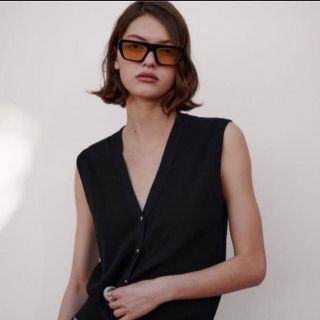 ザラ(ZARA)のZARA ゴールドボタンニットベスト(ベスト/ジレ)