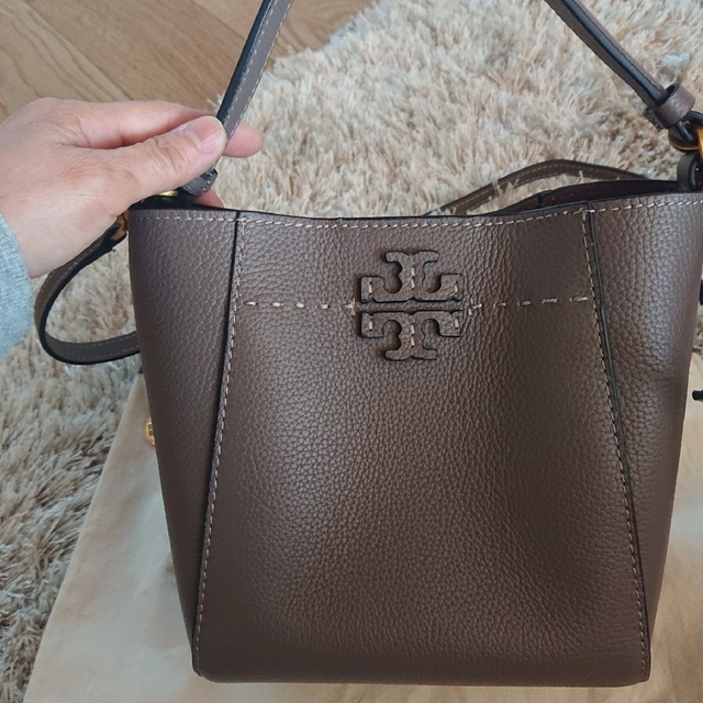 Tory Burch(トリーバーチ)のトリーバーチ マックグロー スモールバケットバッグ シルバーメイプル レディースのバッグ(ショルダーバッグ)の商品写真