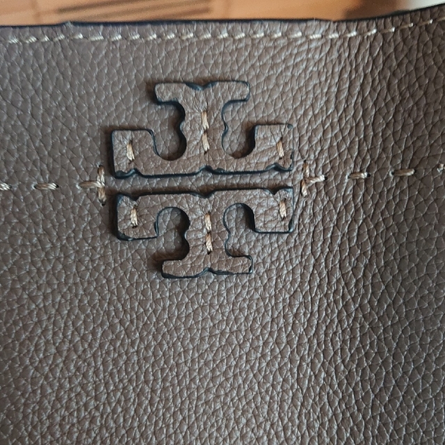 Tory Burch(トリーバーチ)のトリーバーチ マックグロー スモールバケットバッグ シルバーメイプル レディースのバッグ(ショルダーバッグ)の商品写真