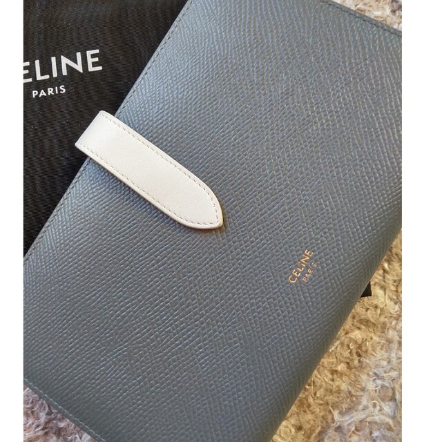 celine(セリーヌ)のCELINE　財布  ストラップ　ラージウォレット　パスポート　通帳入れ　二つ折 レディースのファッション小物(財布)の商品写真