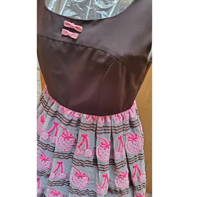 Emily Temple cute(エミリーテンプルキュート)のエミリーテンプルキュート  茶色  イチゴ柄袖無しワンピース レディースのスカート(ひざ丈スカート)の商品写真