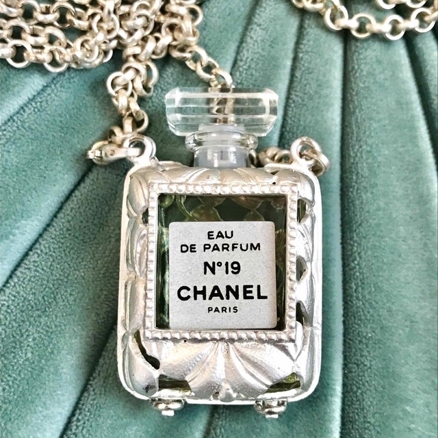 CHANEL - CHANEL 香水瓶ネックレス ヴィンテージ レアの通販 by るぶ ...