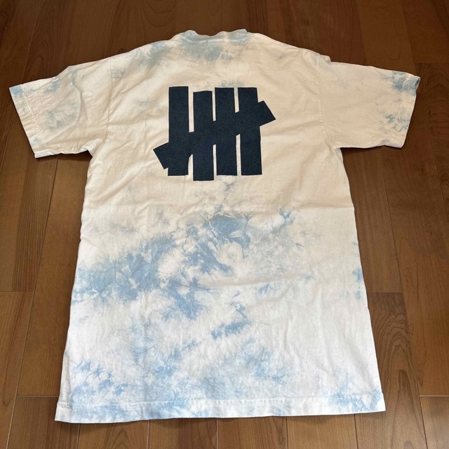 UNDEFEATED(アンディフィーテッド)のUNDEFEATED TIE DYE ICON S/S TEE - 80248 メンズのトップス(Tシャツ/カットソー(半袖/袖なし))の商品写真