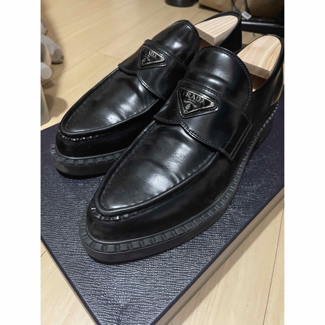 prada ポインテッドトゥ ローファー ロゴプレート付き - 靴 prada ポインテッドトゥ ローファー ロゴプレート付き - 靴