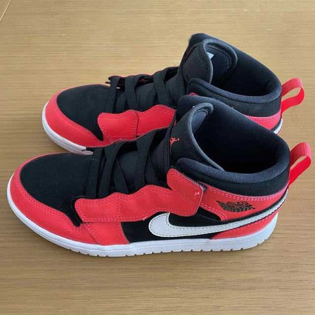 Jordan Brand（NIKE）(ジョーダン)のNIKE ジョーダン1 MID キッズ キッズ/ベビー/マタニティのキッズ靴/シューズ(15cm~)(スニーカー)の商品写真