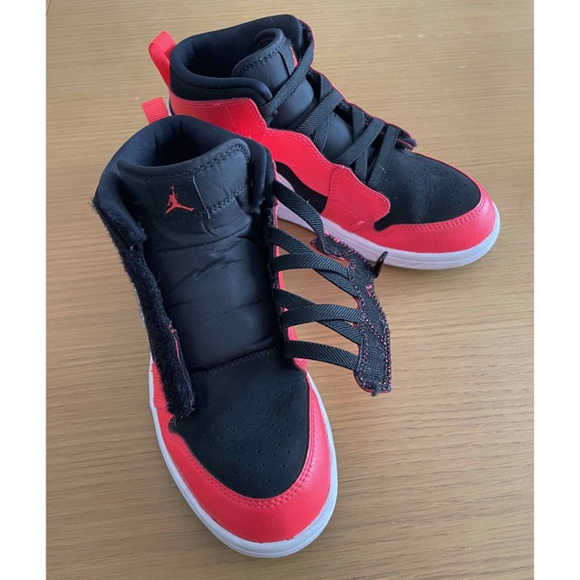 Jordan Brand（NIKE）(ジョーダン)のNIKE ジョーダン1 MID キッズ キッズ/ベビー/マタニティのキッズ靴/シューズ(15cm~)(スニーカー)の商品写真