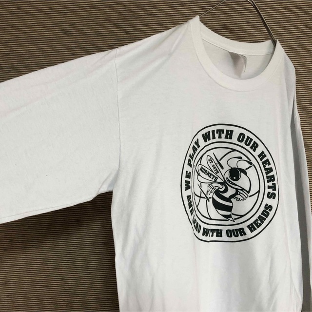 JERZEES(ジャージーズ)のジャージーズ】長袖Tシャツ　カレッジロゴ　ホーネッツ　ハチ　バスケ　デカロゴ32 メンズのトップス(Tシャツ/カットソー(七分/長袖))の商品写真