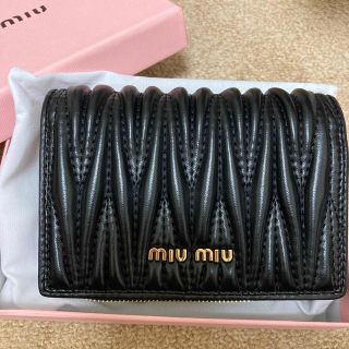 ミュウミュウ(miumiu)の不動の人気⇒ミュウミュウ 二つ折り財布 黒 コインケース  カード(コインケース)