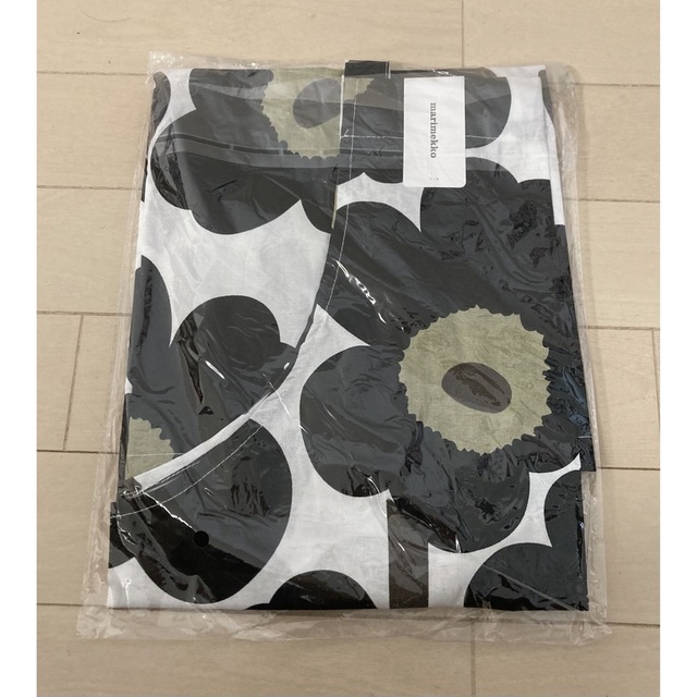 marimekko(マリメッコ)の新品　marimekko  マリメッコ   エプロン　ブラック　ウニッコ　花柄 インテリア/住まい/日用品のキッチン/食器(収納/キッチン雑貨)の商品写真