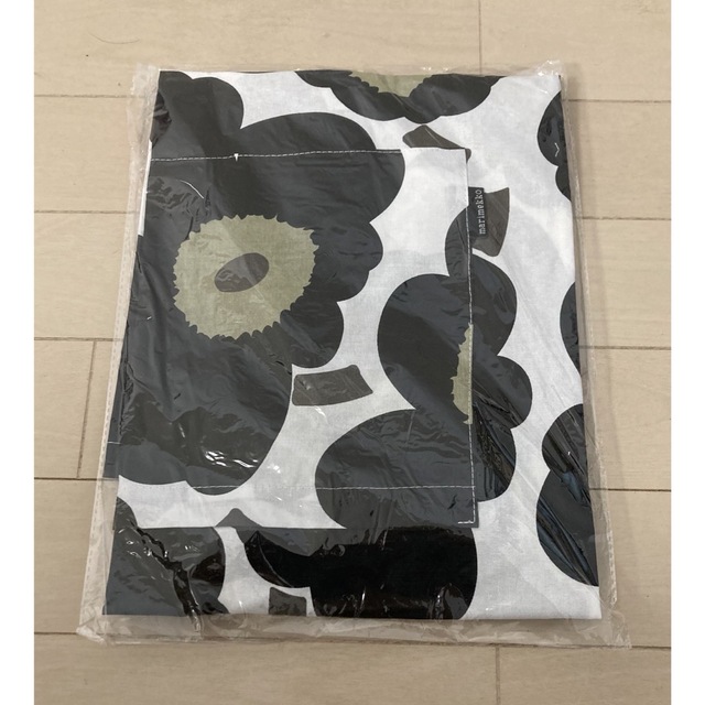 marimekko(マリメッコ)の新品　marimekko  マリメッコ   エプロン　ブラック　ウニッコ　花柄 インテリア/住まい/日用品のキッチン/食器(収納/キッチン雑貨)の商品写真