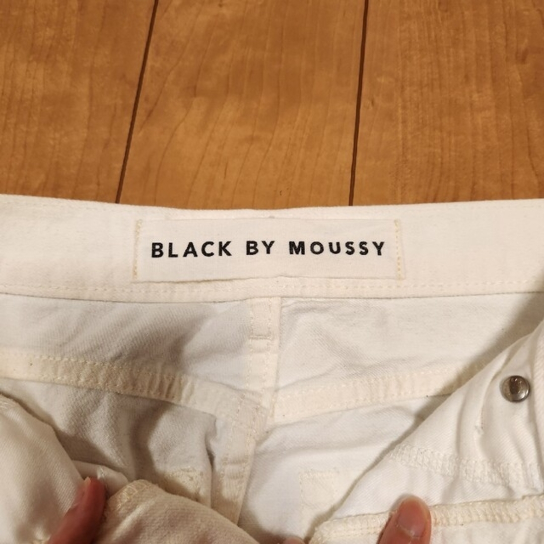 BLACK by moussy(ブラックバイマウジー)のBLACK BY MOUSSY  PUNA white denim 23 レディースのパンツ(デニム/ジーンズ)の商品写真