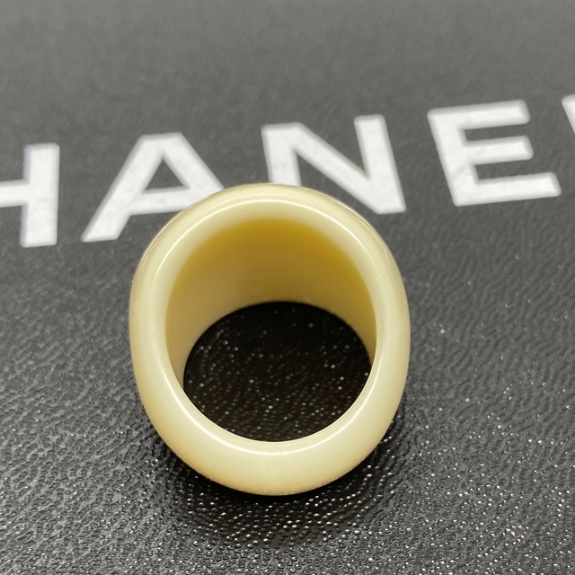 CHANEL(シャネル)の［正規品］CHANEL プラ リング　ベージュ系　サイズ13号 レディースのアクセサリー(リング(指輪))の商品写真