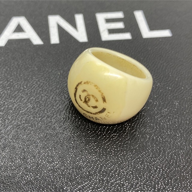 CHANEL(シャネル)の［正規品］CHANEL プラ リング　ベージュ系　サイズ13号 レディースのアクセサリー(リング(指輪))の商品写真