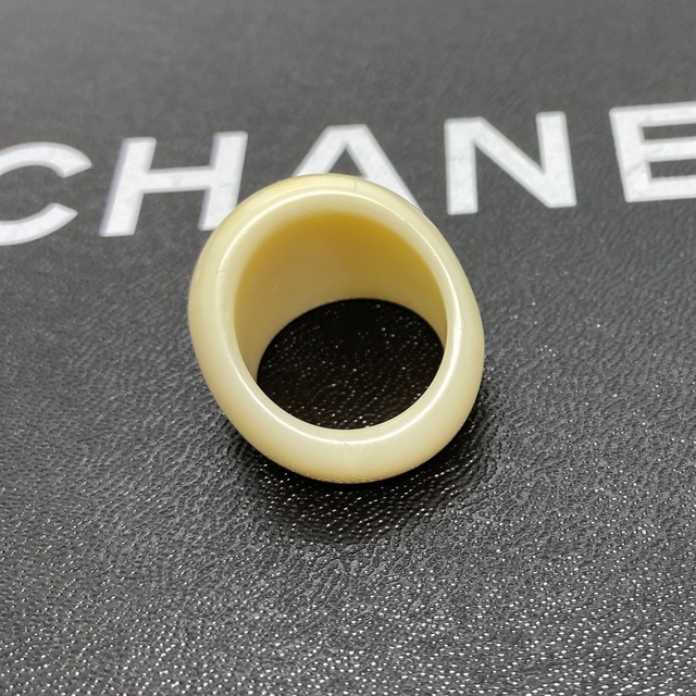 CHANEL(シャネル)の［正規品］CHANEL プラ リング　ベージュ系　サイズ13号 レディースのアクセサリー(リング(指輪))の商品写真