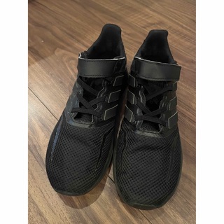 アディダス(adidas)のadidas 黒靴 21.5cm キッズ(スニーカー)