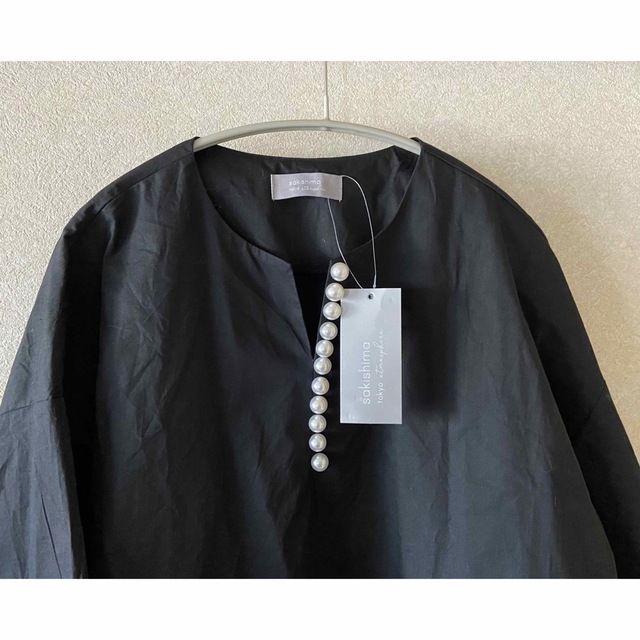 Bonjour Sagan  新品・タグ付き　シンプルパールブラウス　 レディースのトップス(シャツ/ブラウス(長袖/七分))の商品写真