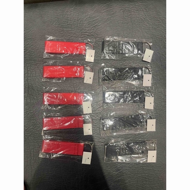 Supreme(シュプリーム)の【5セット】Supreme Webbing Keychain 黒赤2色セット メンズのファッション小物(キーホルダー)の商品写真