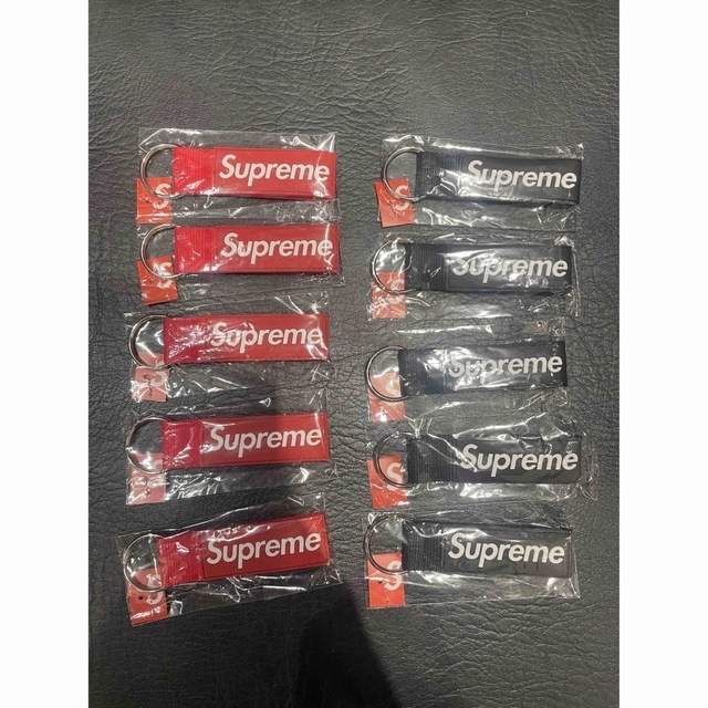 Supreme(シュプリーム)の【5セット】Supreme Webbing Keychain 黒赤2色セット メンズのファッション小物(キーホルダー)の商品写真