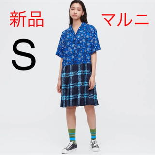 ユニクロ(UNIQLO)の新品　ユニクロ　オープンカラープリーツワンピース（半袖）Sサイズ　ブルー(ひざ丈ワンピース)