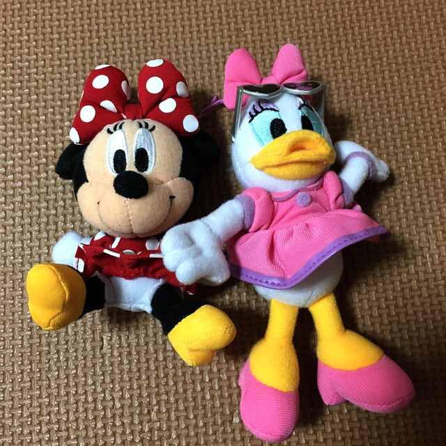 Disney(ディズニー)のミニー　デイジー　チャーム付きぬいぐるみ エンタメ/ホビーのおもちゃ/ぬいぐるみ(キャラクターグッズ)の商品写真