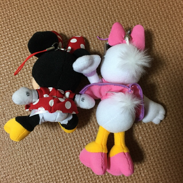 Disney(ディズニー)のミニー　デイジー　チャーム付きぬいぐるみ エンタメ/ホビーのおもちゃ/ぬいぐるみ(キャラクターグッズ)の商品写真