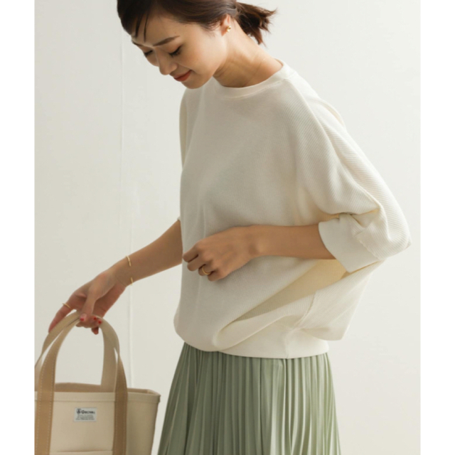 URBAN RESEARCH DOORS(アーバンリサーチドアーズ)の【新品・タグ付き】タックフライスワイドTシャツ　OFF レディースのトップス(Tシャツ(長袖/七分))の商品写真