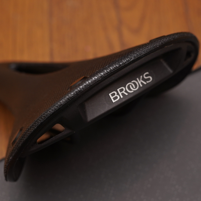 Brooks(ブルックス)のBROOKS CAMBIUM C17 CARVED ALL WEATHER スポーツ/アウトドアの自転車(パーツ)の商品写真