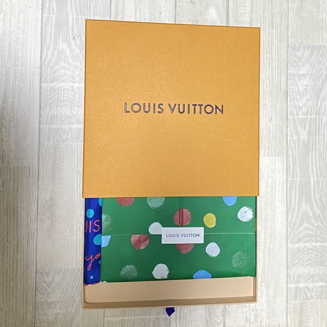 LOUIS VUITTON(ルイヴィトン)のルイ ヴィトン スカーフ 草間彌生 コラボ M78393 Vuitton レディースのファッション小物(バンダナ/スカーフ)の商品写真