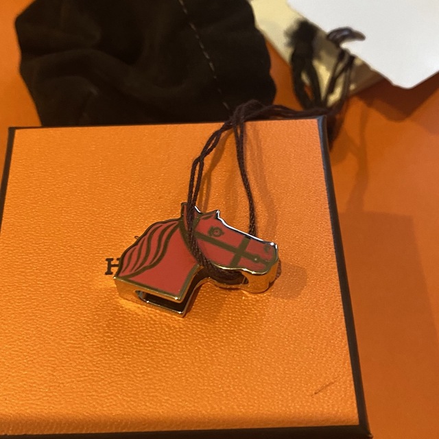 Hermes(エルメス)の定価以下！新品タグ付きエルメス　ツイリーリング レディースのアクセサリー(チャーム)の商品写真