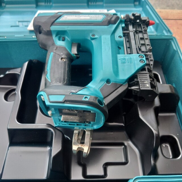 Makita(マキタ)のマキタ　マキタ　18V 充電式 ピンタッカ  PT353D   本体のみ インテリア/住まい/日用品のインテリア/住まい/日用品 その他(その他)の商品写真