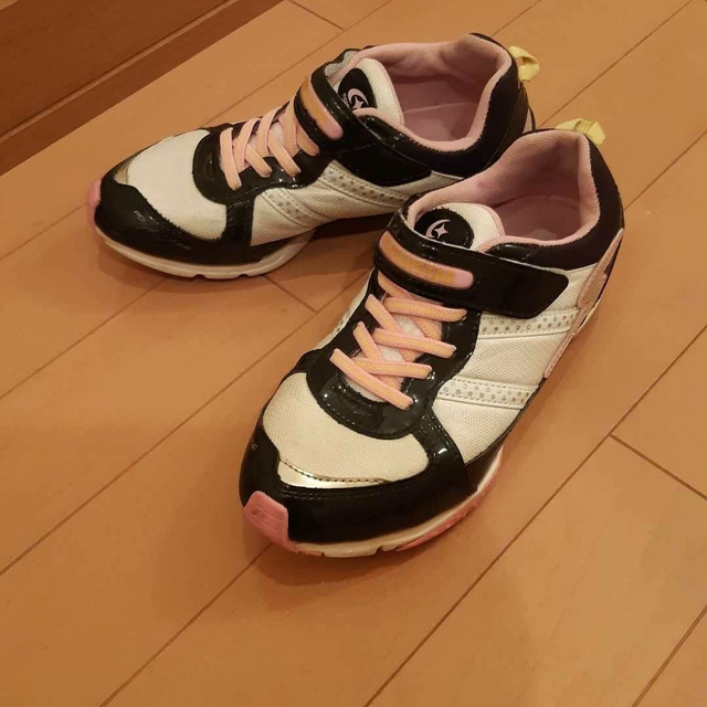 SUPERSTAR(スーパースター)のスーパースターばねのちから黒×白×ピンクスニーカー21.5センチ キッズ/ベビー/マタニティのキッズ靴/シューズ(15cm~)(スニーカー)の商品写真