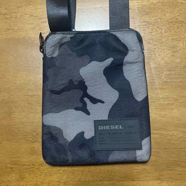 DIESEL(ディーゼル)のDESEL デイセルカモフラクロスボディバック メンズのバッグ(ボディーバッグ)の商品写真