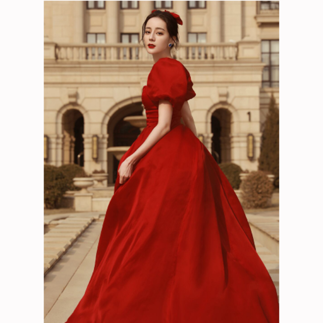 ウェディングドレス豪華！ パーティードレス 赤 パフスリーブ シアーな美しさ 舞台ドレス