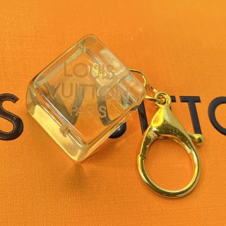 ルイヴィトン(LOUIS VUITTON)の【ルイヴィトン】キューブキーホルダー　クリームイエローandゴールド(キーホルダー)