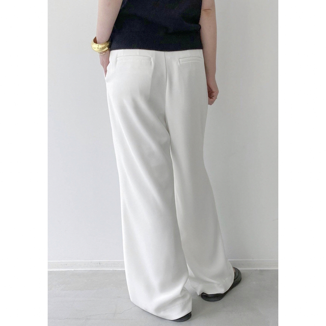 L'Appartement DEUXIEME CLASSE(アパルトモンドゥーズィエムクラス)のL'Appartement  Tuck Wide Pants(WHITE)38 レディースのパンツ(カジュアルパンツ)の商品写真