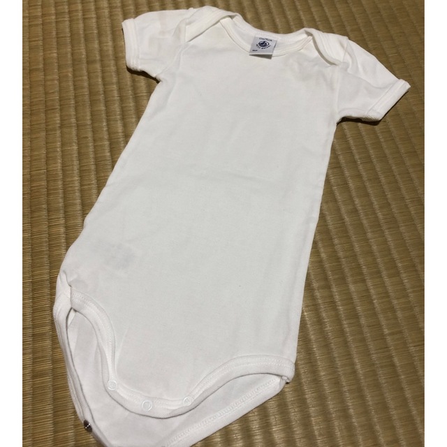 PETIT BATEAU(プチバトー)のプチバート⭐︎試着のみ⭐︎半袖ボディースーツ2枚セット キッズ/ベビー/マタニティのベビー服(~85cm)(肌着/下着)の商品写真