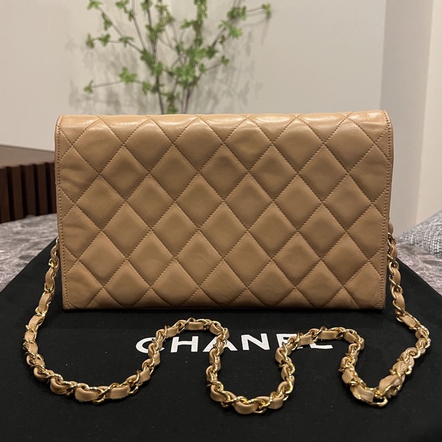 CHANEL(シャネル)の【即配送】CHANEL マトラッセ ショルダーバッグ ターンロック ベージュ レディースのバッグ(ショルダーバッグ)の商品写真