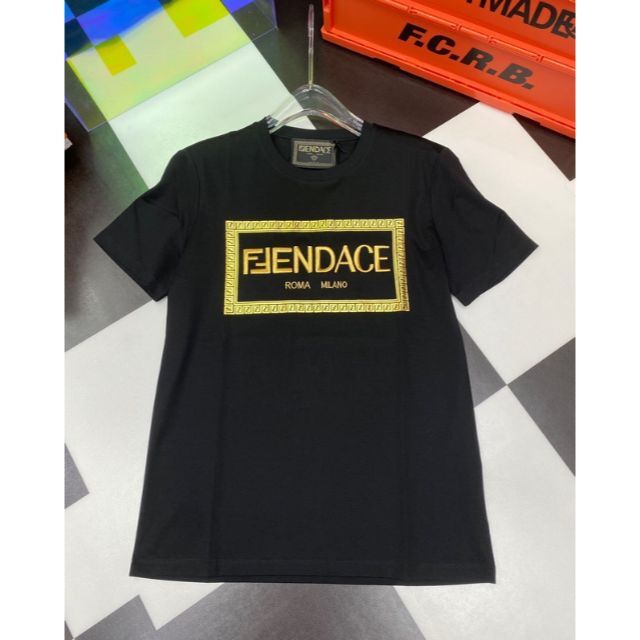 本日限定価格フェンダーチェ ヴェルサーチェ コラボTシャツフェンディ
