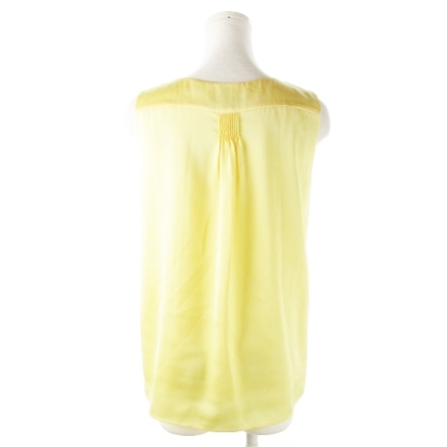 トゥモローランドコレクション  ブラウス ノースリーブ タック サテン 36 黄 レディースのトップス(シャツ/ブラウス(半袖/袖なし))の商品写真