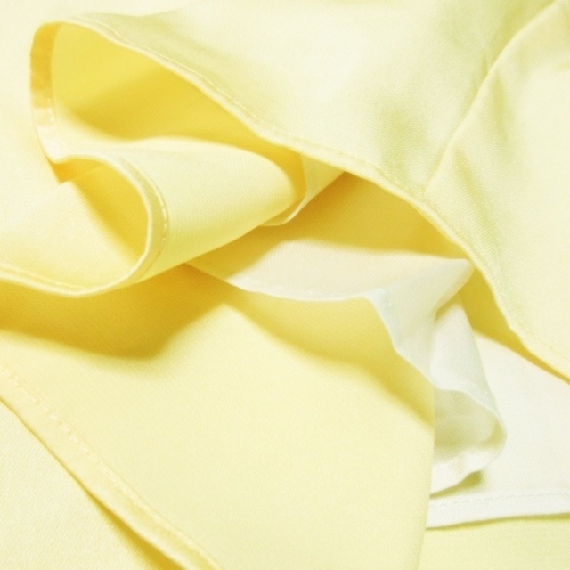 トゥモローランドコレクション  ブラウス ノースリーブ タック サテン 36 黄 レディースのトップス(シャツ/ブラウス(半袖/袖なし))の商品写真
