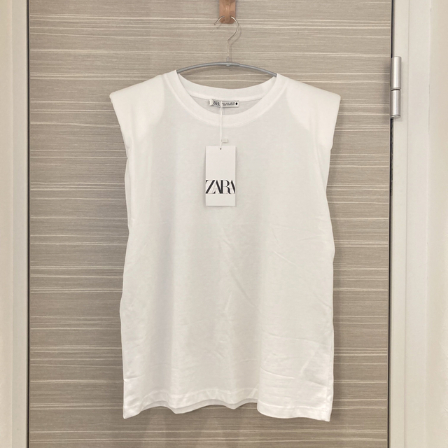 ZARA ショルダーパッドトップス ホワイト　S レディースのトップス(カットソー(半袖/袖なし))の商品写真