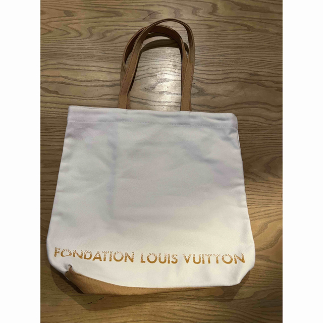 ルイヴィトン財団 LOUIS VUITTON トートバッグ ポケット付 美術館 レディースのバッグ(トートバッグ)の商品写真