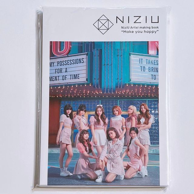 NiziU(ニジュー)のNiziU Artist making book Make you happy エンタメ/ホビーのタレントグッズ(アイドルグッズ)の商品写真