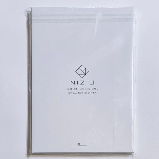 NiziU(ニジュー)のNiziU Artist making book Make you happy エンタメ/ホビーのタレントグッズ(アイドルグッズ)の商品写真