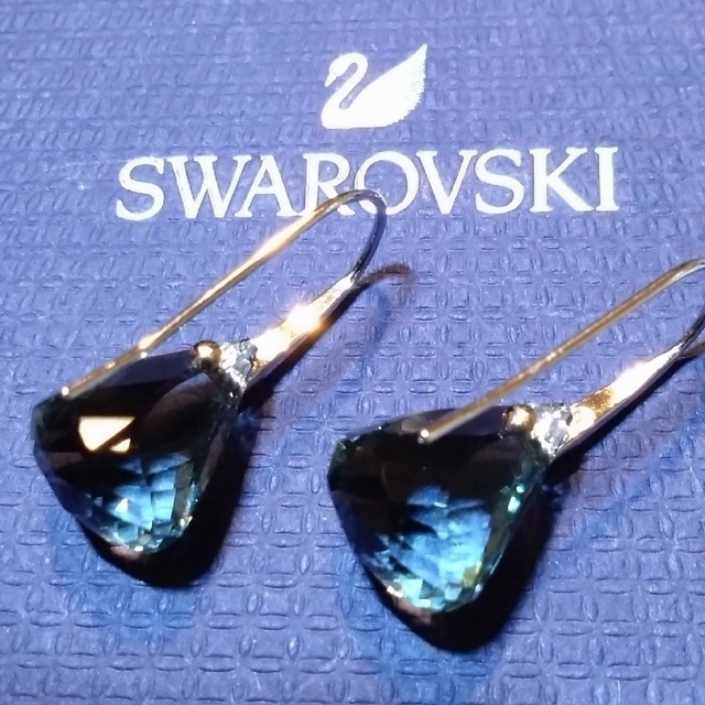 SWAROVSKI(スワロフスキー)の保管用箱付き スワロフスキー  ドロップピアス  水色 ライトブルー シルバー レディースのアクセサリー(ピアス)の商品写真