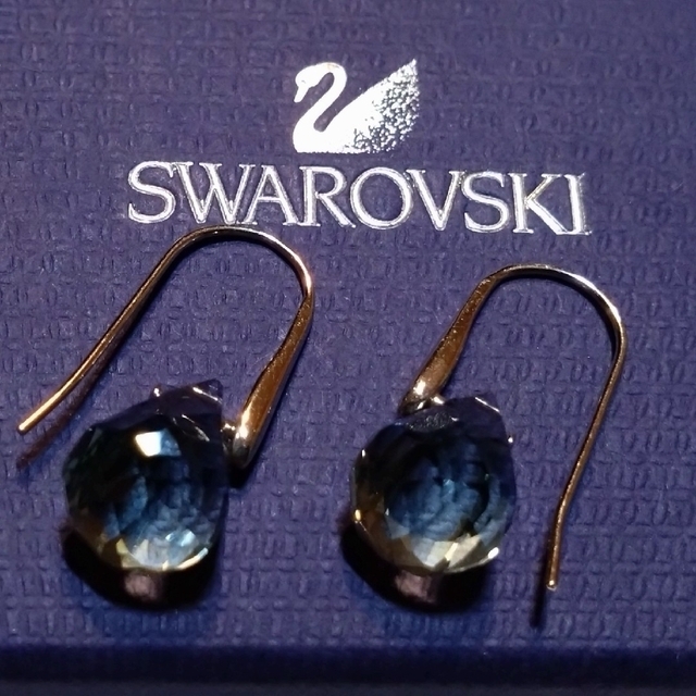 SWAROVSKI(スワロフスキー)の保管用箱付き スワロフスキー  ドロップピアス  水色 ライトブルー シルバー レディースのアクセサリー(ピアス)の商品写真