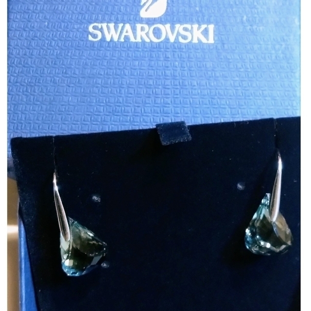 SWAROVSKI(スワロフスキー)の保管用箱付き スワロフスキー  ドロップピアス  水色 ライトブルー シルバー レディースのアクセサリー(ピアス)の商品写真