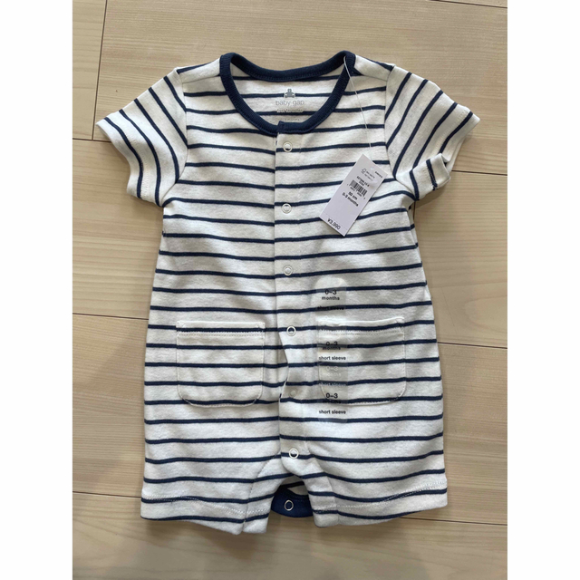 babyGAP(ベビーギャップ)のbaby GAP ポケットロンパース キッズ/ベビー/マタニティのベビー服(~85cm)(ロンパース)の商品写真