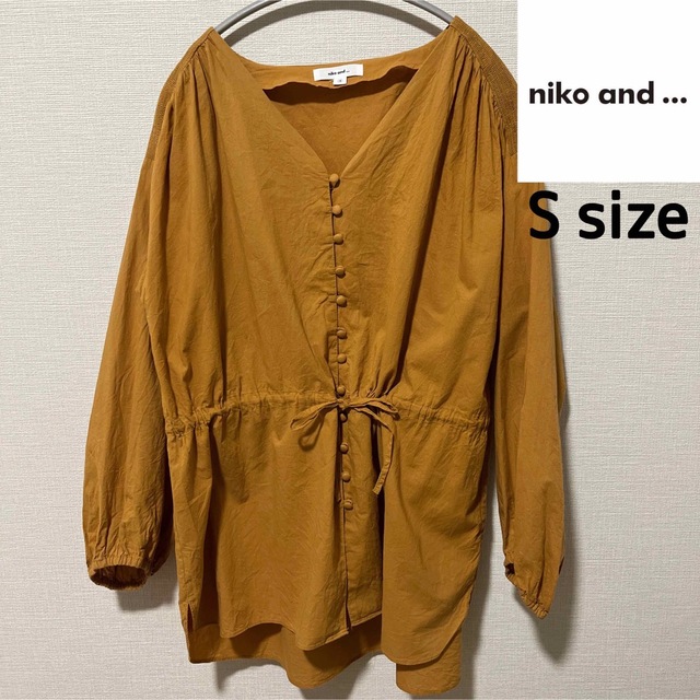 niko and...(ニコアンド)のniko and... × ウエストシャーリングブラウス マスタード レディースのトップス(シャツ/ブラウス(長袖/七分))の商品写真